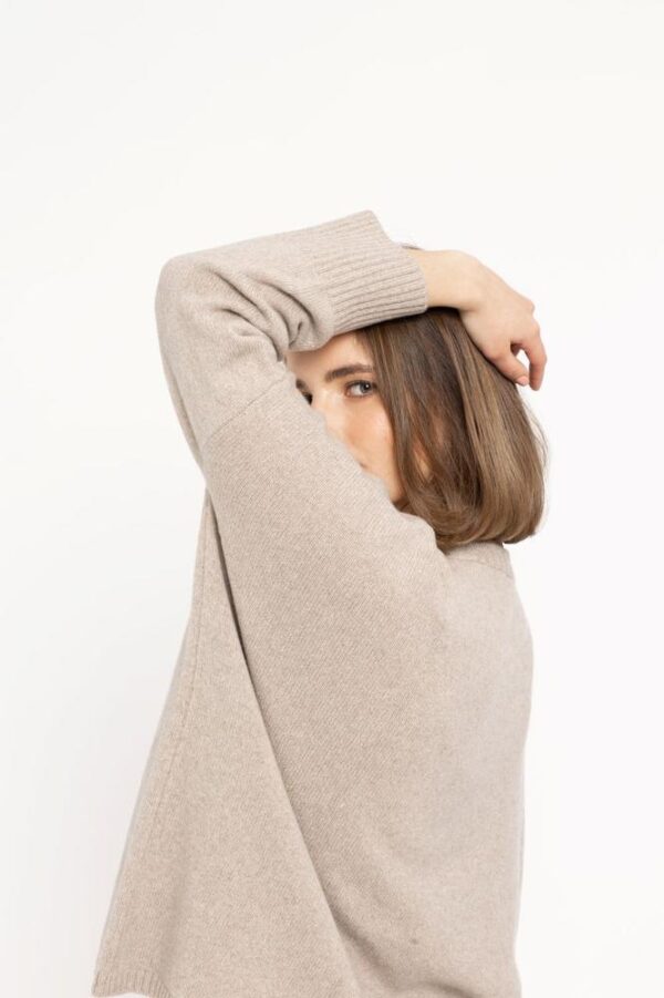 WOMEN'S SEWN BOX SWEATER - Image 3